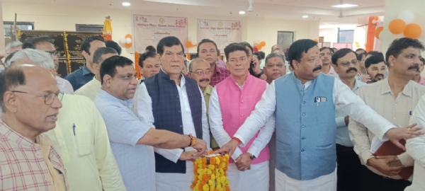 स्मार्ट सिटी ऑडिटोरियम में विकास परियोजनाओं का शिलान्यास व लोकार्पण करते नगर विकास मंत्री एके शर्मा। साथ में मेयर डॉ. उमेश गौतम, नगर आयुक्त संजीव मौर्य व अन्य जनप्रतिनिधि।