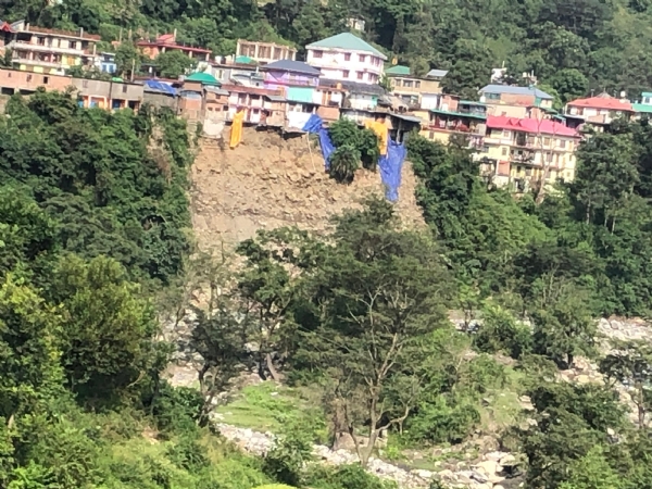कटौला में भूस्खलन से मकानों को हुआ खतरा।