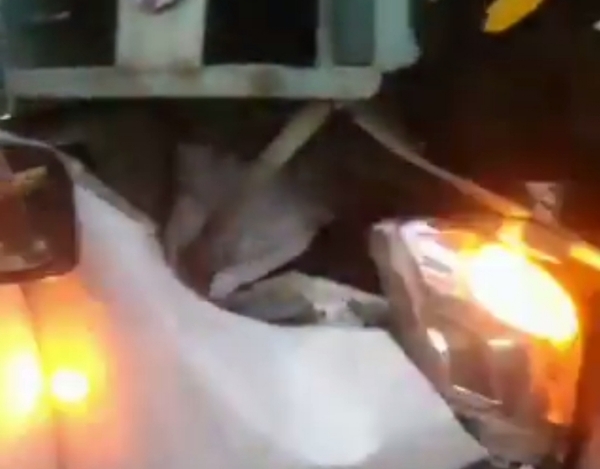 ट्रक में घुसी कार (वीडियो से ली गई फोटो)