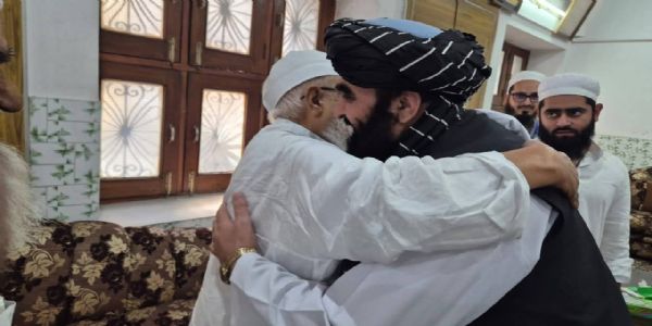 मौलाना अरशद मदनी से गले मिलते अफगानिस्तान के विदेश मंत्री