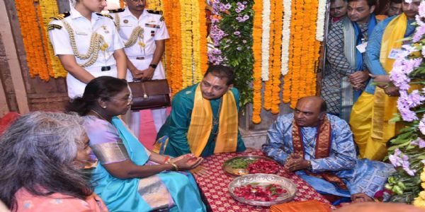 राष्ट्रपति भगवान द्वारकाधीश के दर्शन करते हुए