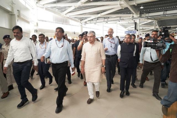 रेल मंत्री अश्विनी वैष्णव शनिवार को नई दिल्ली रेलवे स्टेशन पर यात्री सुविधा केंद्र का निरीक्षण करते हुए
