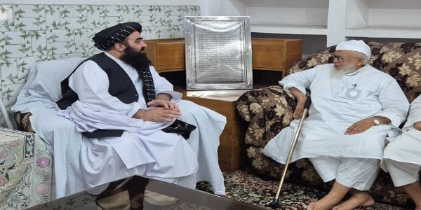 अपनी देवबंद दौरे के दौरान दारुल उलूम के शिक्षक मौलाना अरशद मदनी से मुलाकात करते अफगानिस्तान के विदेश मंत्री मौलाना अमीर खान मुत्तकी।