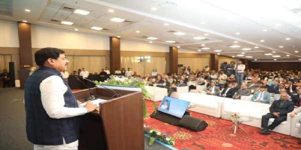 इन्दौर में विधि विशेषज्ञों की अंतरराष्ट्रीय संगोष्ठी को संबोधित करते हुए मुख्यमंत्री