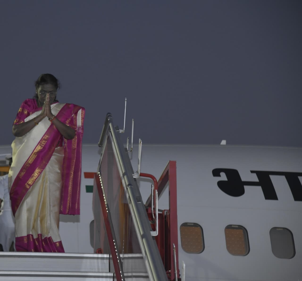 राष्ट्रपति द्रौपदी मुर्मु अहमदाबाद हवाई अड्डे पर