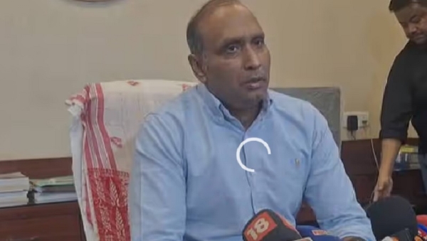 गुवाहाटीः संवाददाता सम्मेलन को संबोधित करते सीआईडी के एसडीजीपी मुन्ना प्रसाद गुप्ता