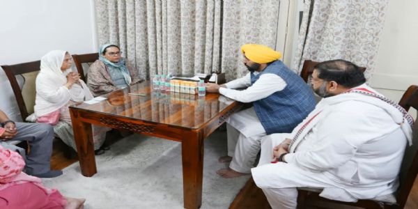 अमनीत पी कुमार से मिलने पहुंचे कांग्रेस, भाजपा व आआपा नेता