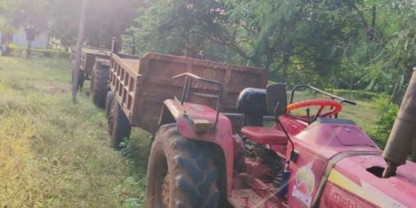 पुलिस ने किया दो ट्रैक्टर जब्त