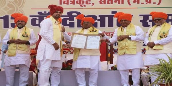 समृद्धि के शिखर पर माता-पिता, समाज और देश को कभी नहीं भूलें : राज्यपाल पटेल