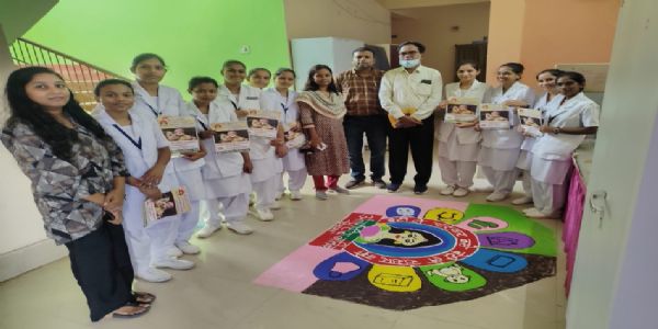 धमतरी में छात्राओं ने रंगोली के माध्यम से दिया जागरूकता का संदेश