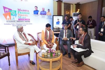 मप्र में टूरिज्म को मिलेगी नई उड़ान, मुख्यमंत्री ने किया निवेशकों-फिल्मी हस्तियों के साथ मंथन