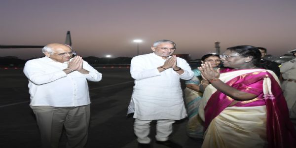 राष्ट्रपति को अहमदाबाद हवाई अड्डे पर दी गई भावपूर्ण विदाई