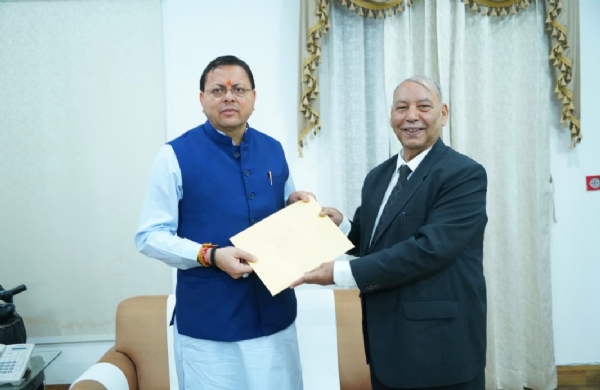 गठित समिति के अध्यक्ष यूसी  ध्यानी  मुख्यमंत्री पुष्कर सिंह धामी को रिपोर्ट सौंपते।