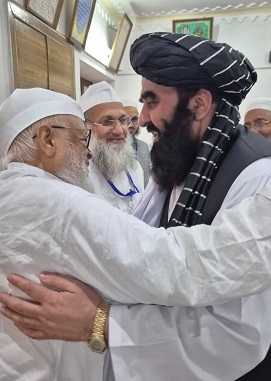 अपनी देवबंद दौरे के दौरान दारुल उलूम के शिक्षक मौलाना अरशद मदनी से मुलाकात करते अफगानिस्तान के विदेश मंत्री मौलाना अमीर खान मुत्तकी।