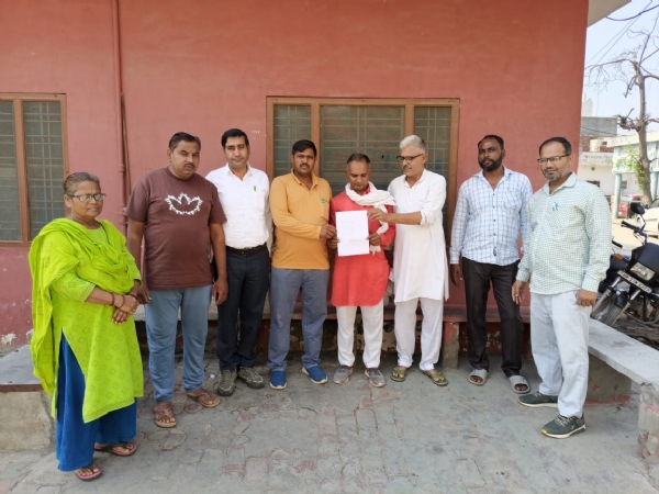 ई-मेल के माध्यम से ज्ञापन सौंपते हुए संगठन पदाधिकारी।