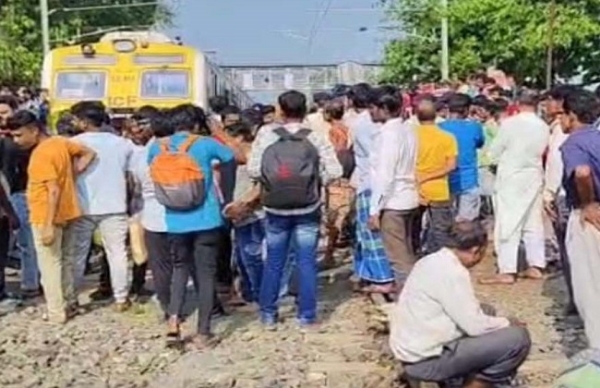 निर्धारित समय पर हावड़ा आमता शाखा में रेल अवरोध