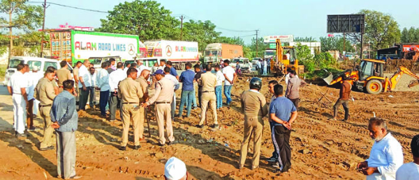 अतिक्रमण हटवाती पुलिस