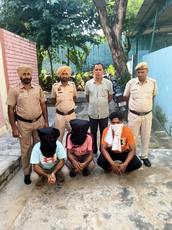 रतिया। फर्जी नशामुक्ति केन्द्र चलाने के मामले में गिरफ्तार तीनों युवक।