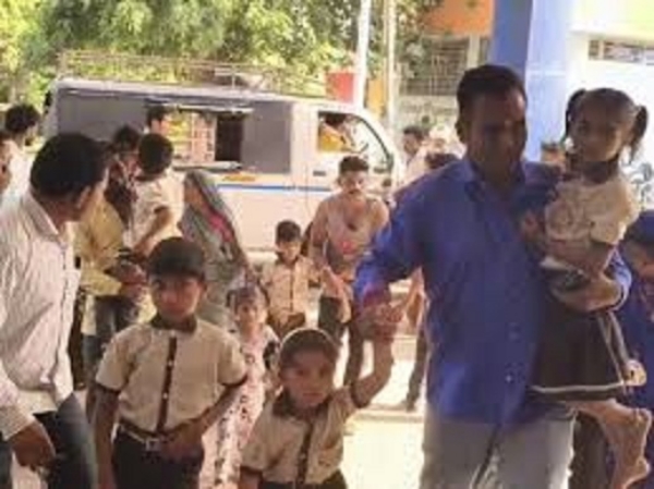 खरगोन के भीकनगांव में स्कूल बस पलटी