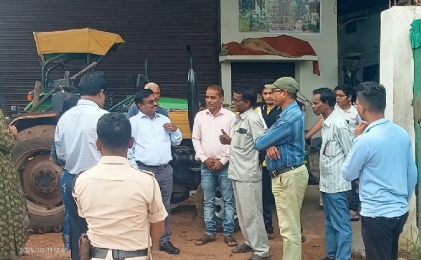 किसानों से चर्चा करते हुए संभागायुक्त महादेव कावरे।