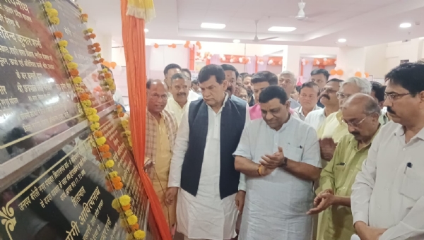 स्मार्ट सिटी ऑडिटोरियम में विकास परियोजनाओं का शिलान्यास व लोकार्पण करते नगर विकास मंत्री एके शर्मा। साथ में मेयर डॉ. उमेश गौतम, नगर आयुक्त संजीव मौर्य व अन्य जनप्रतिनिधि।