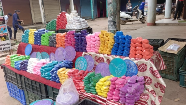 शहर में जगह-जगह लग गई है रंगोली की दुकान।