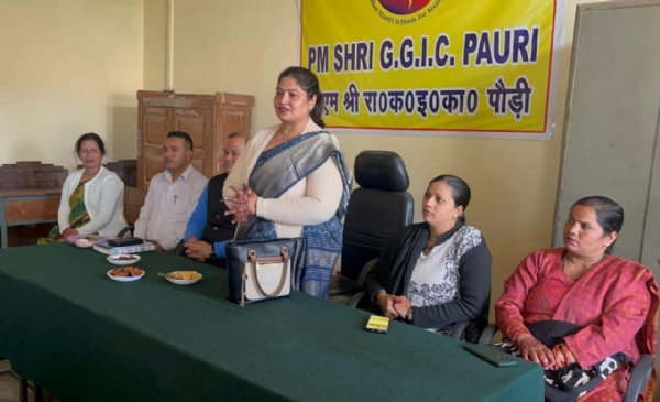 जीजीआईसी में आयोजित कार्यक्रम में बोलती मुख्य अतिथि नगर पालिका अध्यक्ष पौड़ी