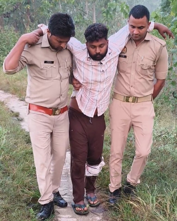 बहेड़ी पुलिस की मुठभेड़ में पैर में गोली लगने के बाद गिरफ्तार आरोपी जैस मोहम्मद उर्फ बदला।