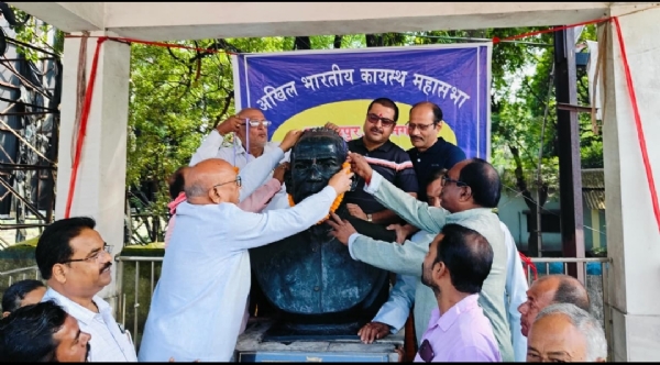 जेपी की प्रतिमा पर माल्यार्पण करते विधायक सरयू राय