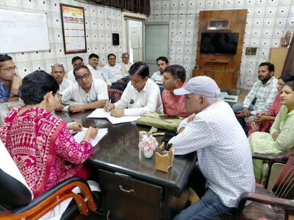 फतेहाबाद। शिक्षा अधिकारी से बातचीत करते अध्यापक संघ के पदाधिकारी।