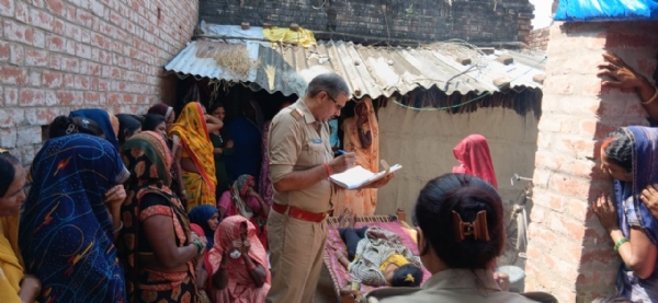 घटनास्थल की जांच करती पुलिस