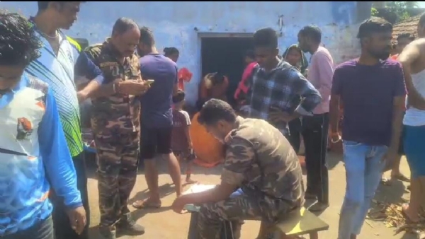 मृतक के घर पर मामले की जानकारी लेती पुलिस