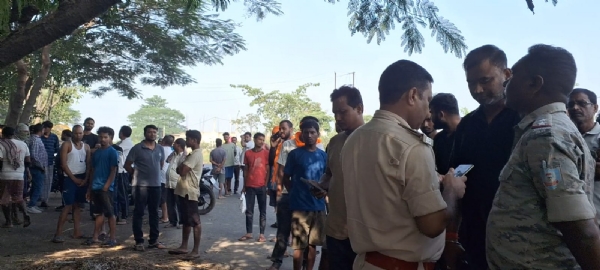 घटनास्थल पर लगी भीड़