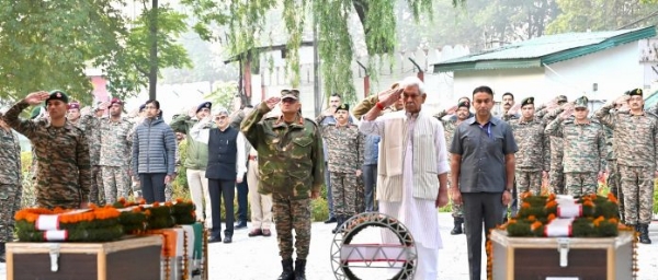 उपराज्यपाल ने देश के लिए अपने प्राणों की आहुति देने वाले सेना के दो वीरों को अर्पित की पुष्पांजलि