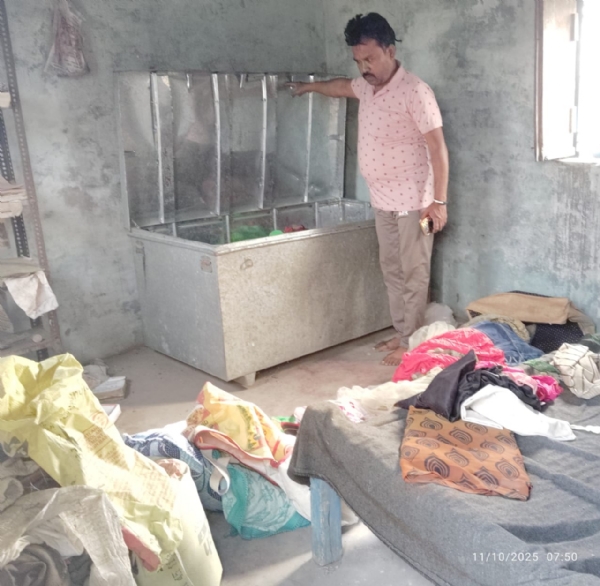 चोरी की घटना के बाद खाली संदूक दिखाते भाजपा मंडल अध्यक्ष सुजीत मोदनवाल।