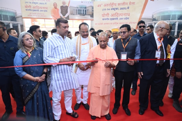 मेला का शुभारंभ करते मुख्यमंत्री योगी आदित्यनाथ