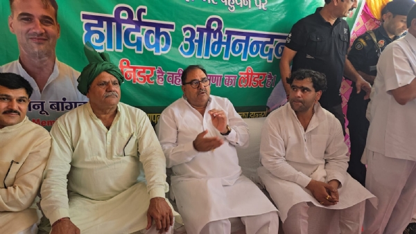 झज्जर में शनिवार को पत्रकारों से बातचीत करते अभय चौटाला।