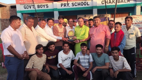 विजेताआं काे टराफी देते हुए मुखय अतिथि आर अनय्््