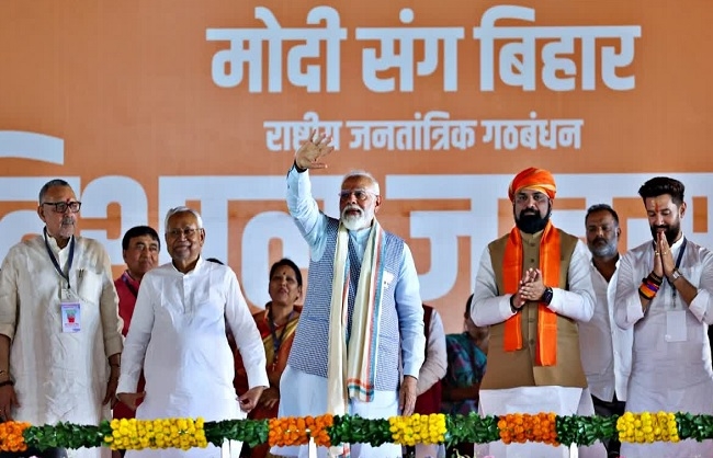 बिहार एनडीए के नेता प्रधानमंत्री नरेन्द्र मोदी के साथ