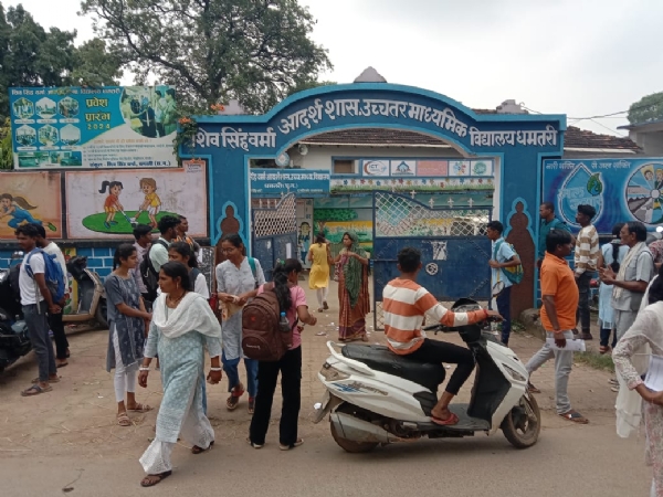 परीक्षा केंद्र के बाहर निकलते हुए परीक्षार्थी। परीक्षा केंद्र के बाहर निकलते हुए परीक्षार्थी।