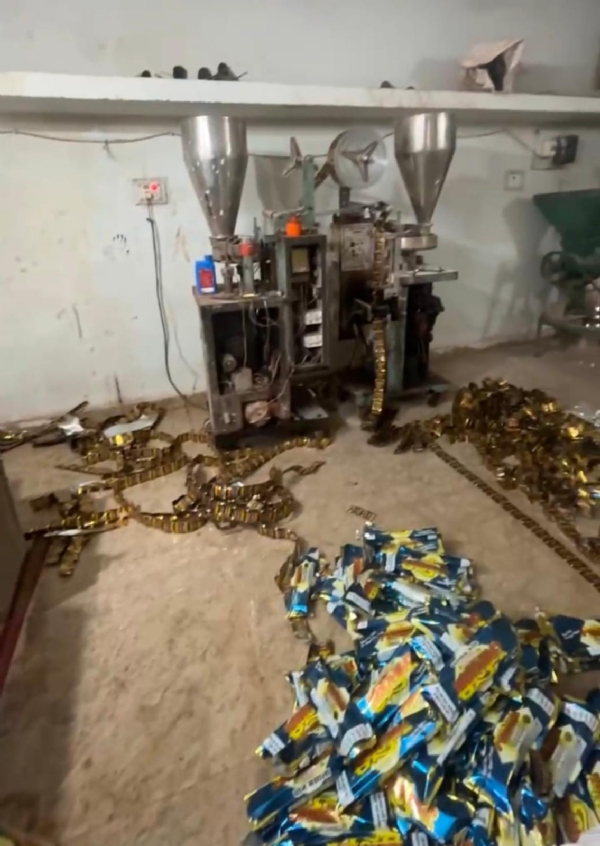 नकली गुटखा बनाने का मशीन व गुटखा जब्त। नकली गुटखा बनाने का मशीन व गुटखा जब्त।