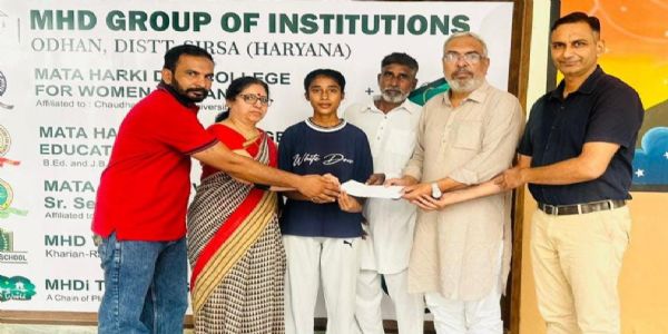 माता हरकी देवी शिक्षण संस्थान में छात्रा हरमन को सम्मानित करते हुए।