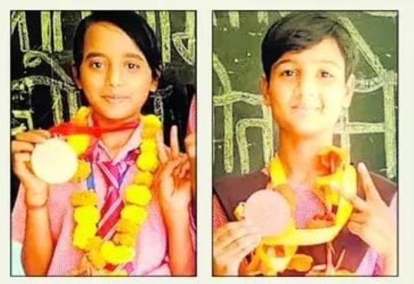 गोरखपुर में आयोजित र कन्या जूनियर हाईस्कूल सिरसवां गौड़ मुरादाबाद की छात्रा दिव्या व सारा । गोरखपुर में आयोजित र कन्या जूनियर हाईस्कूल सिरसवां गौड़ मुरादाबाद की छात्रा दिव्या व सारा ।