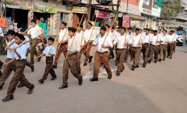 पथ संचलन में शामिल आरएसएस के सदस्य। पथ संचलन में शामिल आरएसएस के सदस्य।