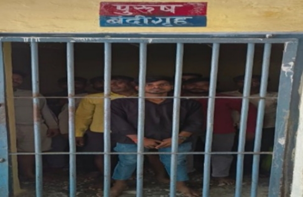 हत्या में शामिल तीनों आरोपित दोस्त पुलिस अभिरक्षा में हत्या में शामिल तीनों आरोपित दोस्त पुलिस अभिरक्षा में