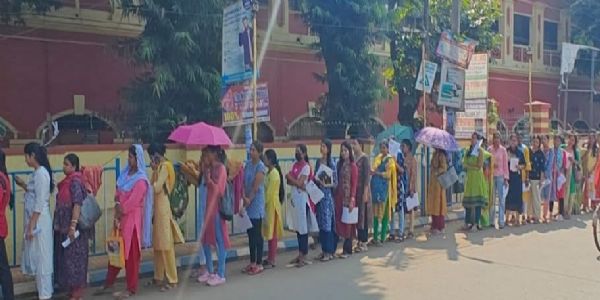 मेदिनीपुर में पुलिस सब-इंस्पेक्टर भर्ती परीक्षा में उमड़ी भीड़