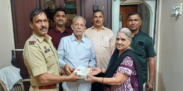 तन्हा बुजुर्गों को दीवाली पर ठाणे कोपरी पुलिस की मिठाई की सौगात