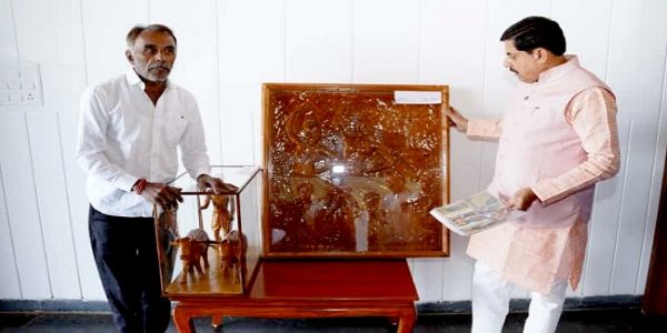 मप्रः काष्ठ मूर्ति कलाकार बुद्धसेन विश्वकर्मा ने मुख्यमंत्री डॉ. यादव को भेंट की कलाकृति
