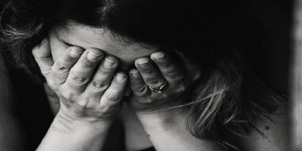 नर्सिंग होम में भर्ती युवती ने कंपाउंडर पर ड्रिप लगाने के दौरान छेड़खानी का आरोप लगाया