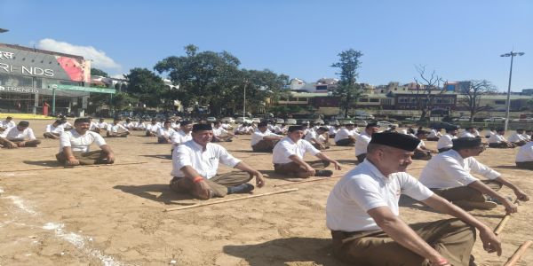 राष्ट्रीय स्वयंसेवक संघ ने मनाया शस्त्र पूजन समारोह, पथ संचलन में दिखा देशभक्ति का उत्साह